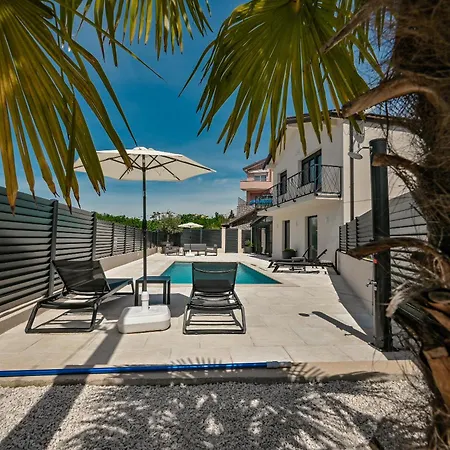 Donna, 5 Stars - Luxury With A Heated Pool Villa Rijeka